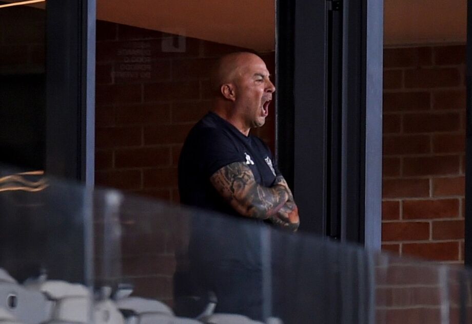 Suspenso, Jorge Sampaoli acompanhou jogo do camarote
