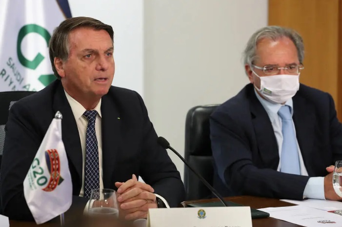 Bolsonaro e o ministro Paulo Guedes participam do encontro por videoconferência neste domingo
