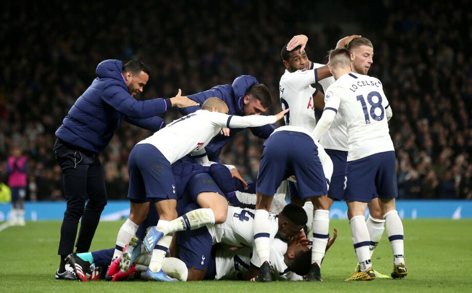 Em grande fase, o Tottenham conseguiu um feito que não alcançava há seis anos: liderar o Campeonato Inglês, mesmo que provisoriamente