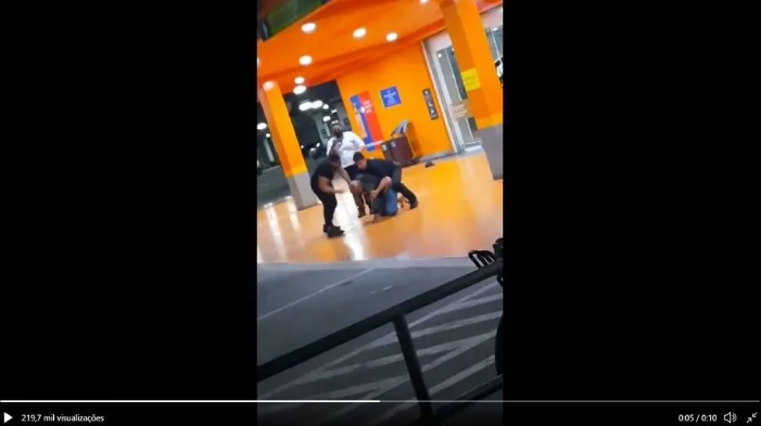 Vídeo compartilhado nas redes sociais mostra agressões a homem negro no estacionamento do Carrefour