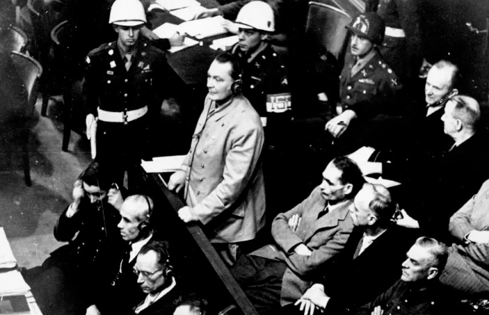 Em imagem de 21 de novembro de 1945, Hermann Goering (C) em audiência em Nuremberg