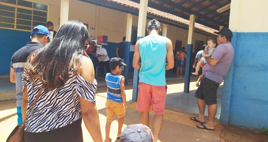 Eleitores aguardando na fila