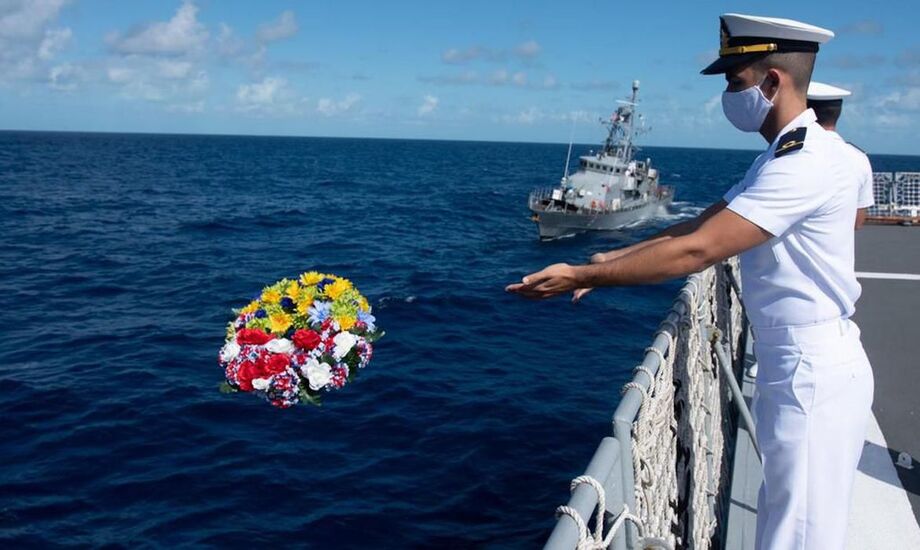 As marinhas do Brasil e dos Estados Unidos fizeram uma homenagem nesse final semana aos tripulantes mortos no submarino norte-americano R-12 durante a 2ª Guerra Mundial, entre eles dois oficiais brasileiros