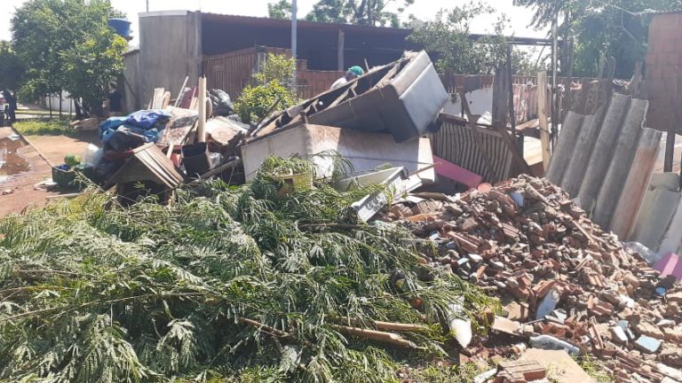 Limpeza no bairro Iracy Coelho
