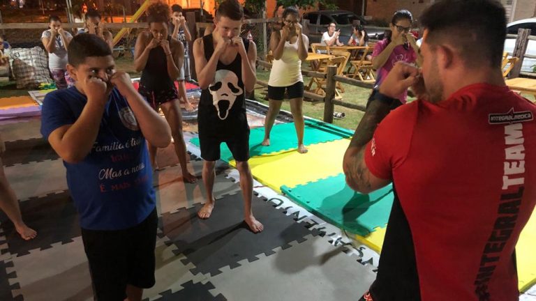 Aulas de Muay Thai gratuitas são oferecidas para jovens da região Los Angeles