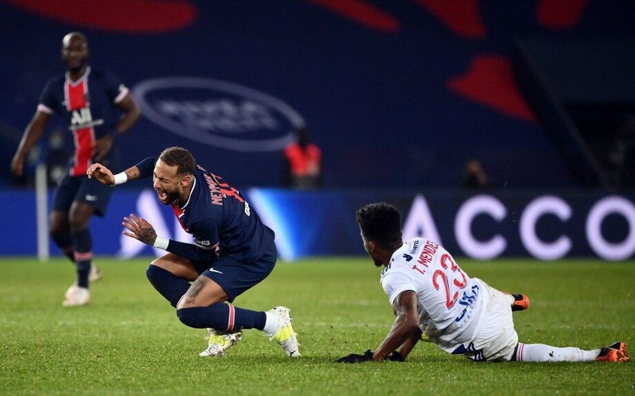 Neymar sofreu entrada dura