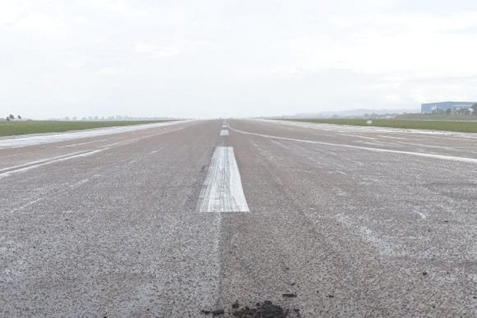 As operações de pousos e decolagens tiveram que ser interrompidas no Aeroporto de Viracopos, em Campinas, após a queda de um raio na pista