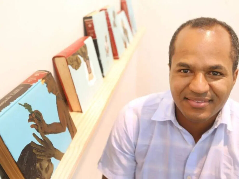 O artista Dalton Paula com suas obras no estande da Sé Galeria na SP-Arte