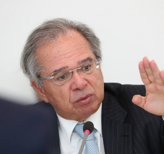 Câmbio já está mais próximo de R$ 5 em reconhecimento à agenda, diz Guedes