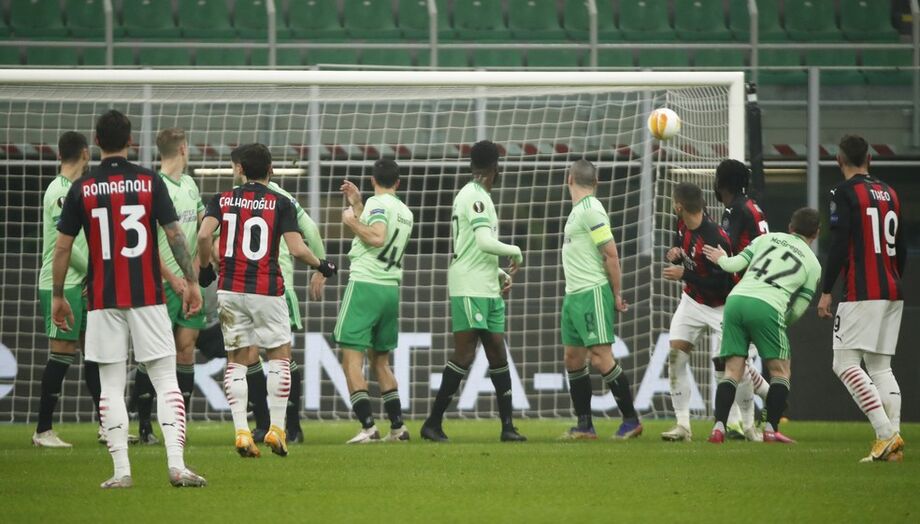 Çalhanoglu (10) marca de falta o primeiro gol do Milan na vitória de virada sobre o Celtic