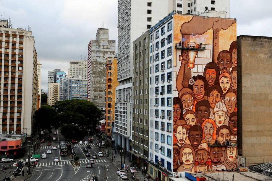 Mundano. Artista paulistano é autor da obra 'Operários de Brumadinho', exposta na Avenida Mercúrio, no Centro Histórico