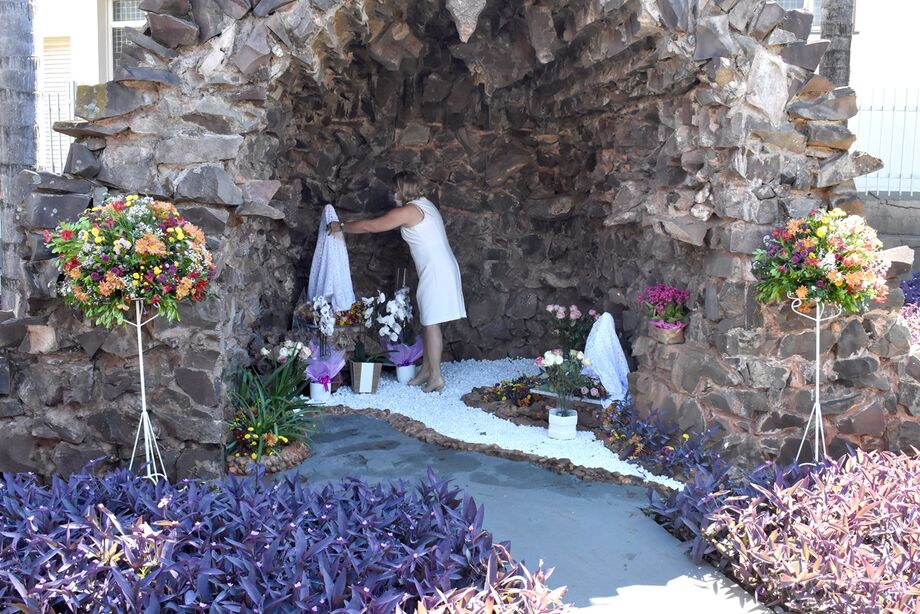 A gruta recebeu a imagem de Nossa Senhora de Lourdes