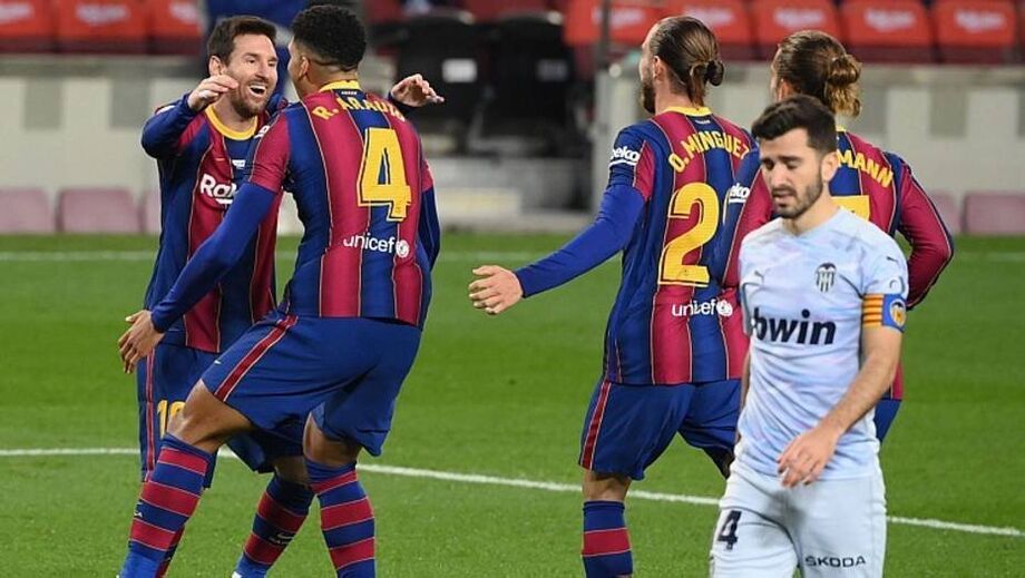 Messi comemora com companheiros gol de número 643 com a camisa do Barcelona em jogos oficiais