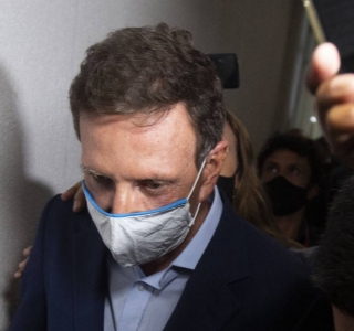 Marcelo Crivella é escoltado para fazer exames periciais após ser preso nesta terça-feira, 22
