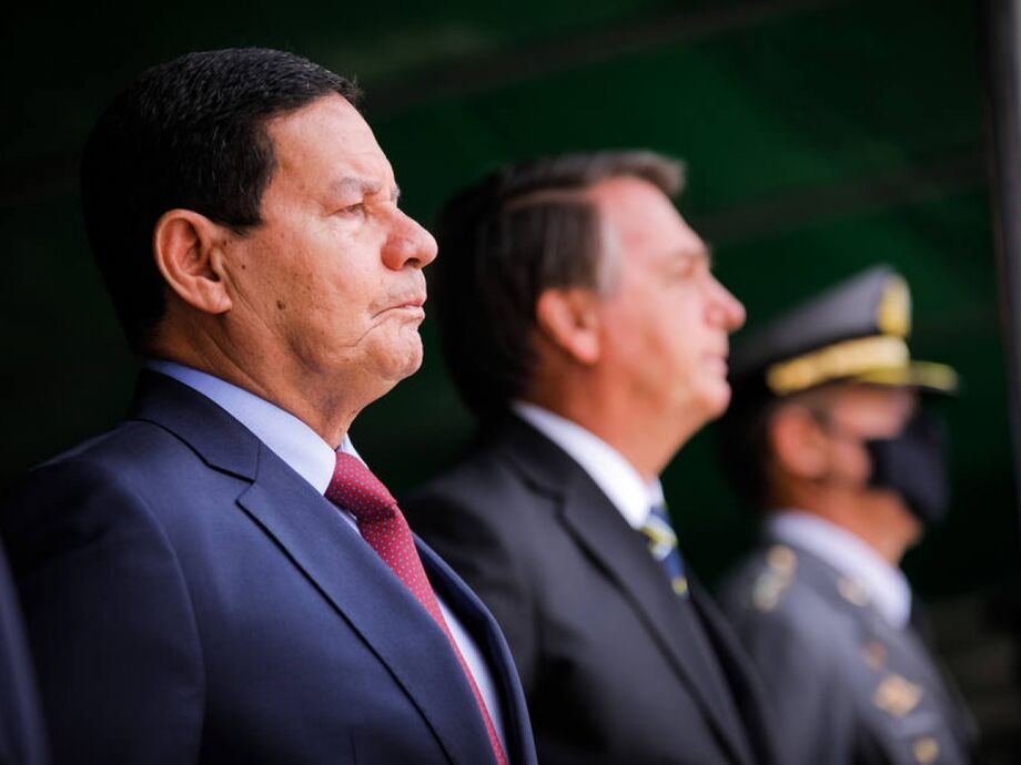 O vice-presidente Hamilton Mourão e o presidente Bolsonaro durante solenidade na AMAN, no Rio, em outubro