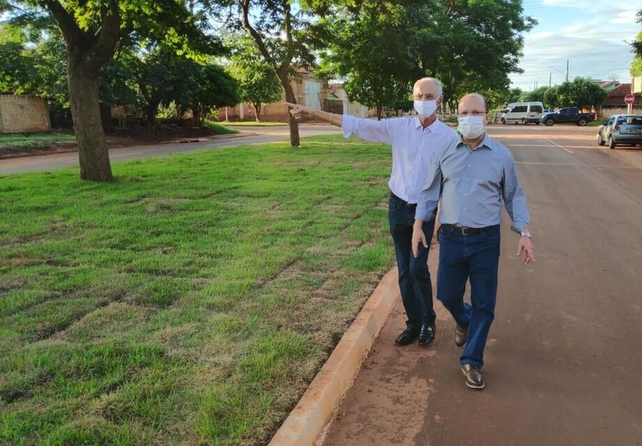 Ao lado do prefeito Roberto, Barbosinha visita obra do asfalto que ele ajudou levar para o município