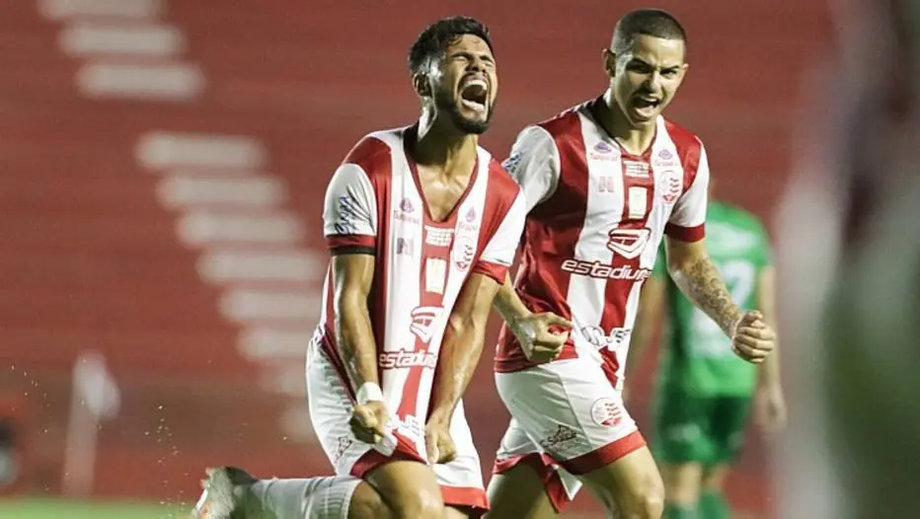 Bryan marcou o primeiro gol do Náutico, que quebra sequência positiva do Guarani