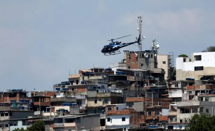Helicóptero da polícia sobrevoa Complexo da Maré durante operação em janeiro de 2019