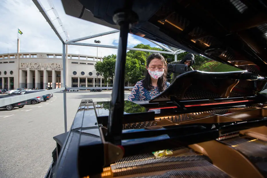 Pianista se apresenta em passagem pelo Pacaembu