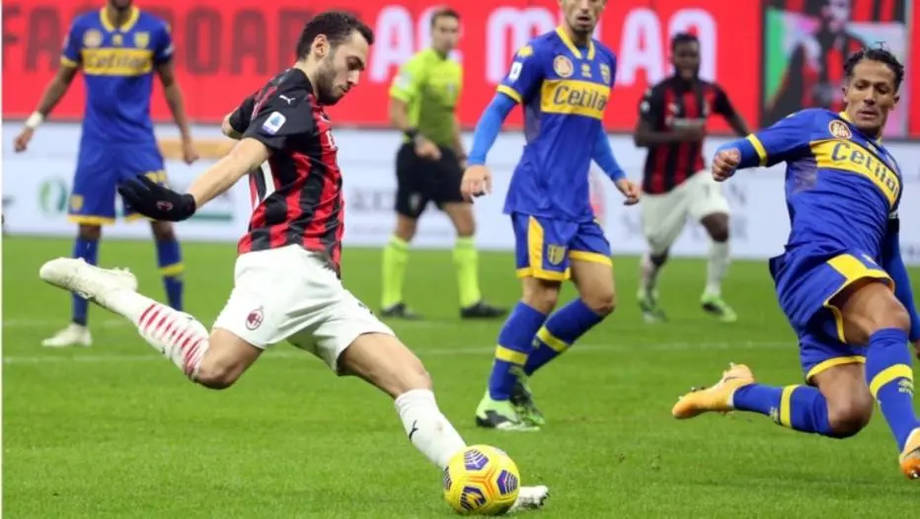 Milan arranca empate com o Parma