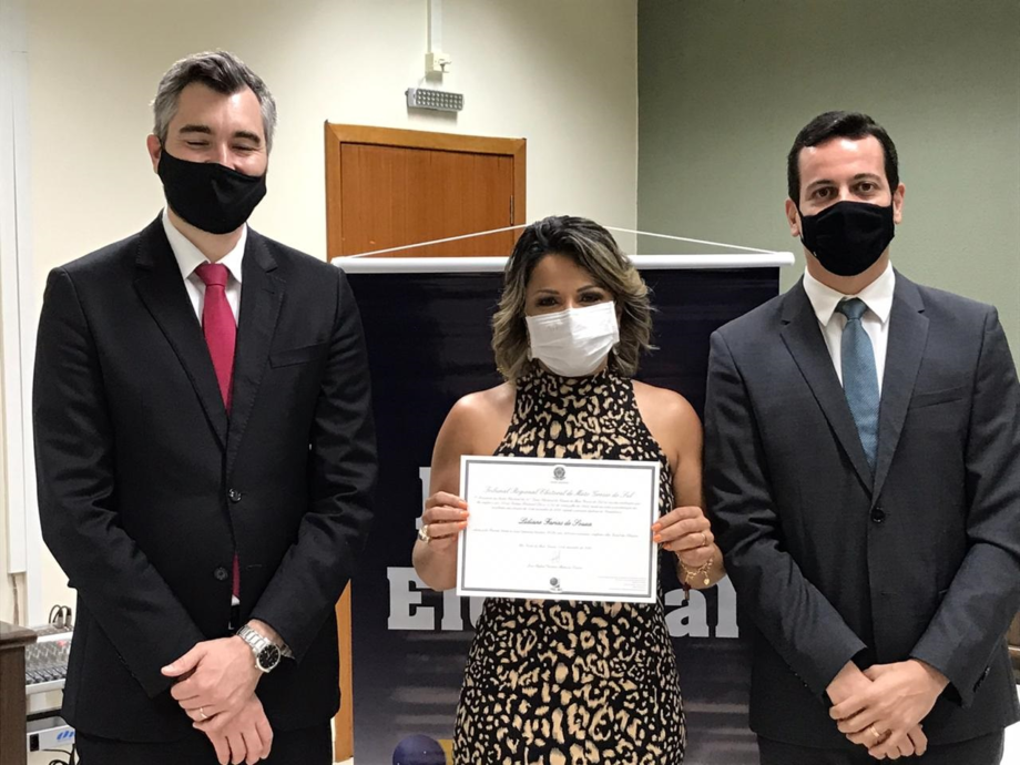 Lidiane recebe diploma de vereadora do juiz Rafael Gustavo Mateucci (à esquerda)
