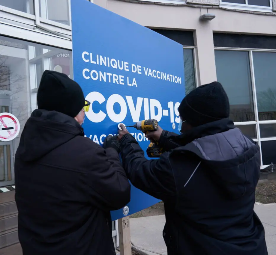 Trabalhadores preparam local de vacinação contra a covid no Canadá