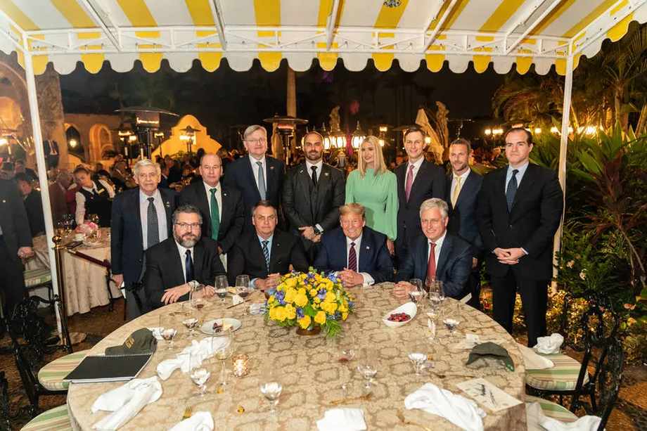 Embaixador Nestor Forster Junior (atrás de Bolsonaro), em março, na Flórida, passou ao governo dados que insistiam na tese de fraude