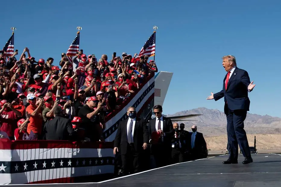 Presidente Donald Trump fala a apoiadores em um comício em Bullhead City, Arizona, em outubro
