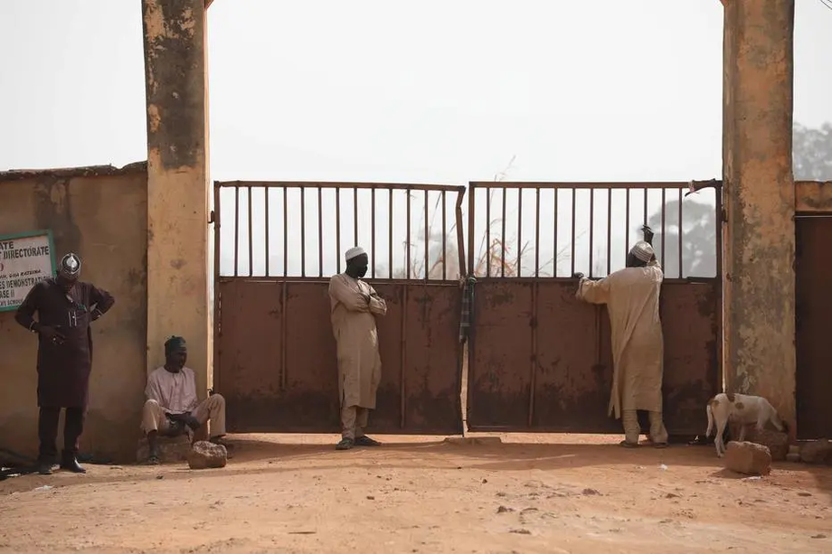 Parentes de crianças sequestradas aguardam notícias ao lado de escola em Kankara, Katsina, Nigéria