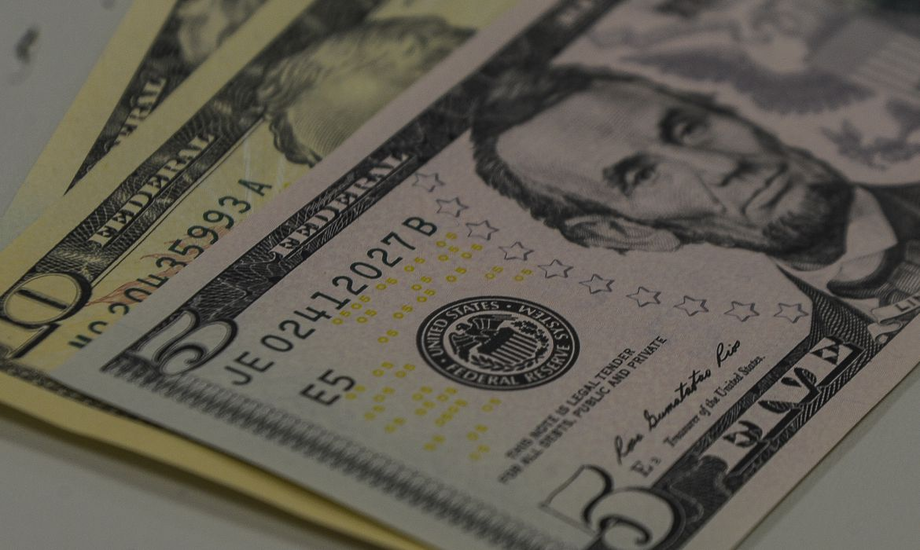 O dólar fechou em baixa de 2,21% no mercado à vista, a R$ 5,2278