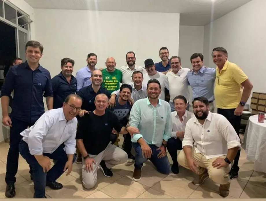 Presidente acompanhado de apoiadores em São Francisco do Sul