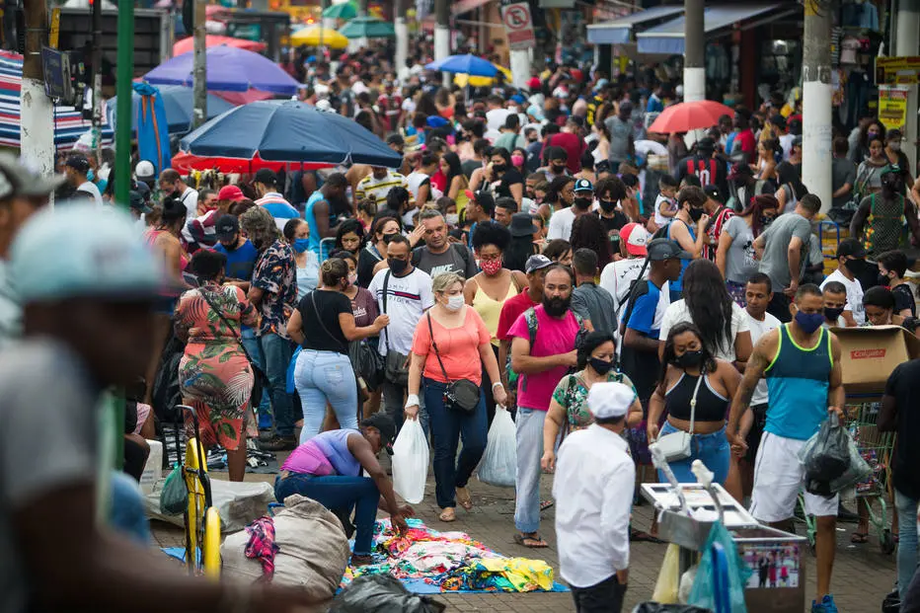 Comércio popular em São Paulo registra aglomerações às vésperas do Natal
