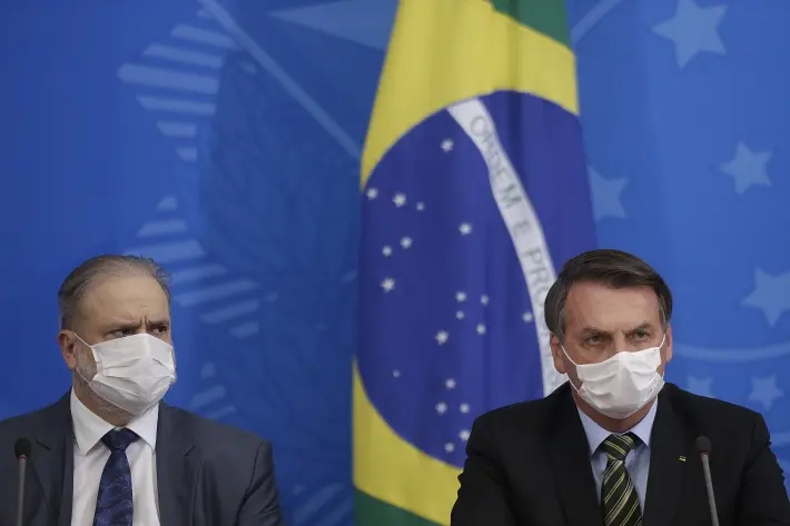 O procurador-geral da República, Augusto Aras, e o presidente Jair Bolsonaro durante anúncio de medidas de combate ao novo coronavírus
