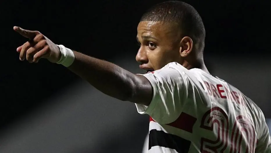 Brenner comemora gol na vitória do São Paulo sobre o Goiás