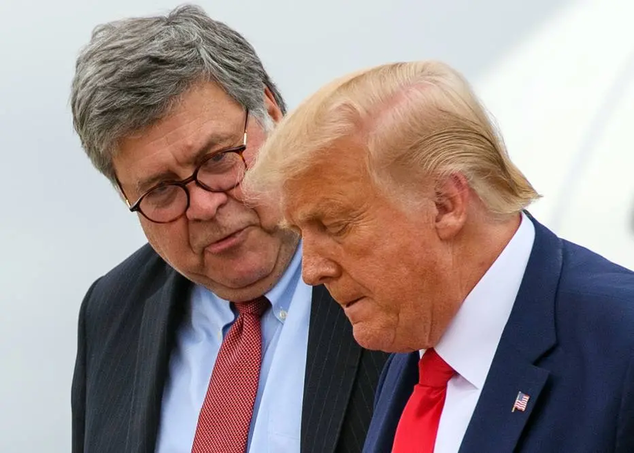 O secretário de Justiça, William Barr (E), conversa com o presidente Donald Trump
