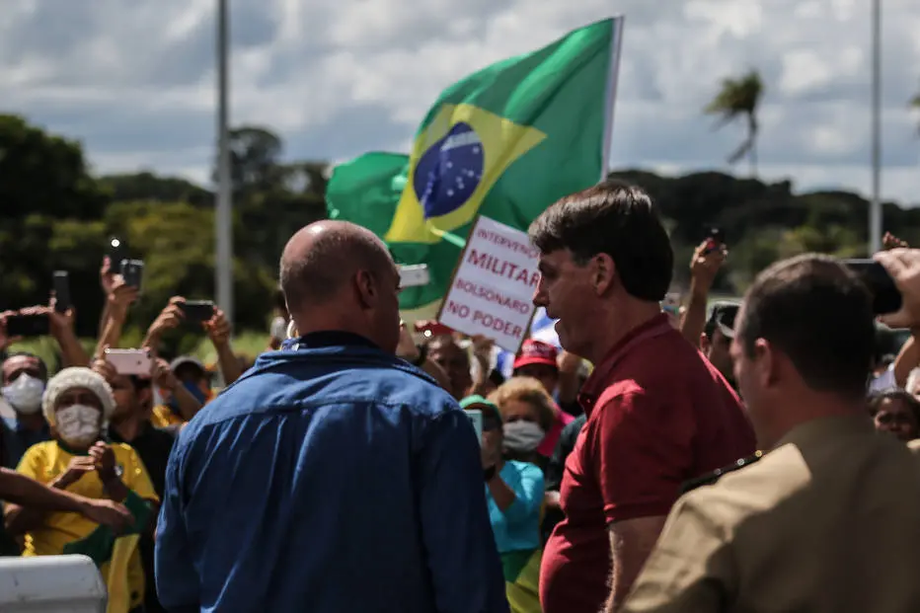 O presidente Jair Bolsonaro, durante manifestação contra o Congresso e a favor da intervencao militar em frente ao Quartel General do Exército em Brasília
