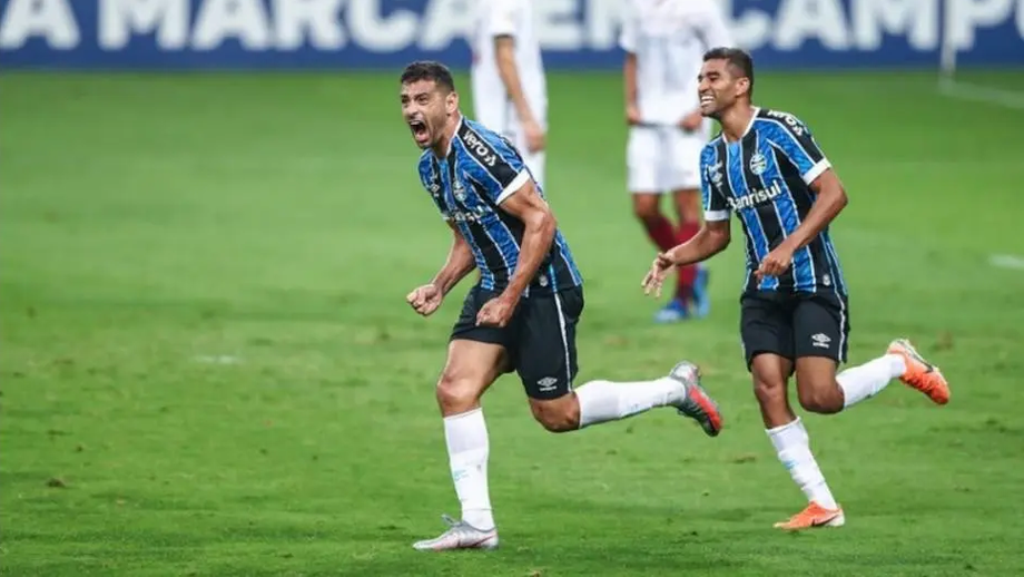 Aproveitando a sua estatura, Diego Souza ganhou dos defensores pelo alto em seus dois gols