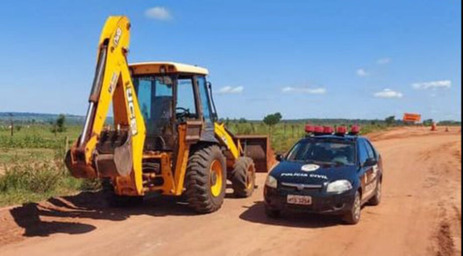 Em ato continuo, a equipe fez o mesmo trajeto que o veículo subtraído teria percorrido e o encontrou abandonado às margens da estrada