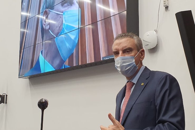 O presidente Paulo Corrêa estreou o equipamento instalado na tribuna do plenário da ALEMS