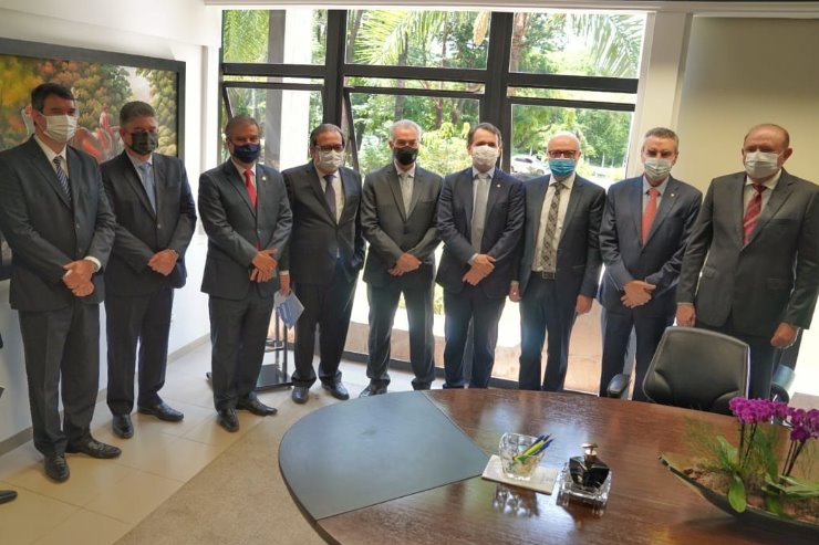 O presidente da Assembleia Legislativa de Mato Grosso do Sul (ALEMS), deputado Paulo Corrêa (PSDB), participou na manhã desta quarta-feira (16), da posse do conselheiro Iran Coelho das Neves como presidente do Tribunal de Contas do Estado de MS