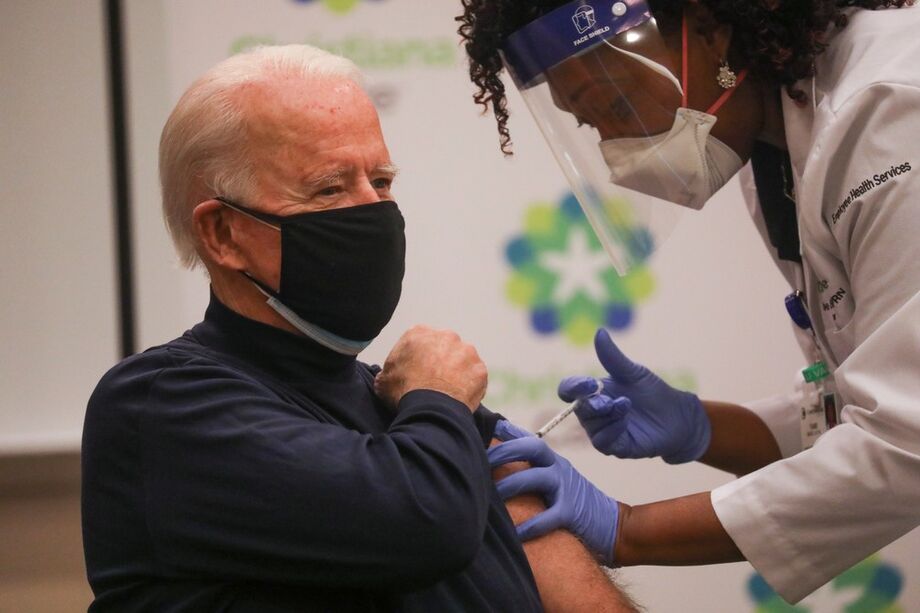 Biden toma primeira dose da vacina da Pfizer contra covid-19