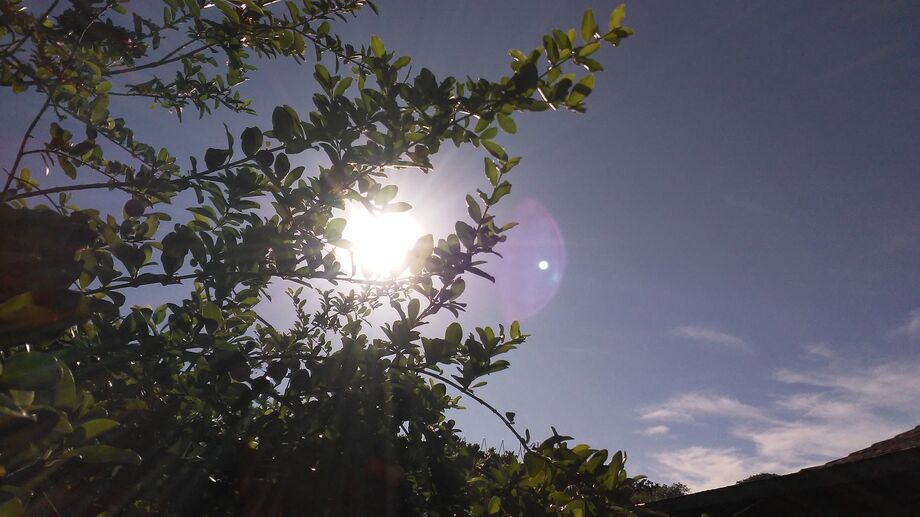Na capital o sol aparece entre poucas nuvens e as temperaturas variam entre 20°C a 33°C