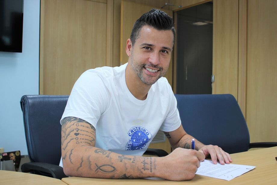Fábio renova contrato com o Cruzeiro
