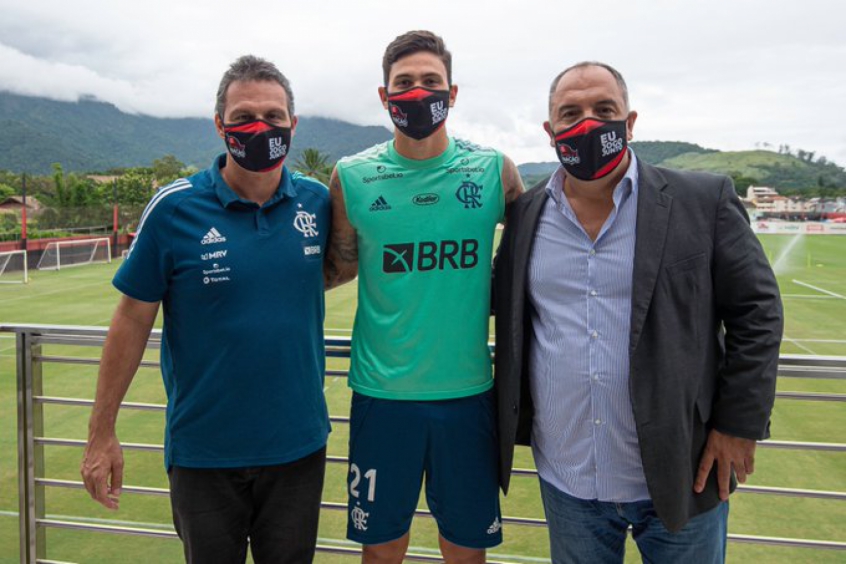 Pedro posa ao lado de Bruno Spindel e Marcos Braz, homens fortes do futebol do Fla