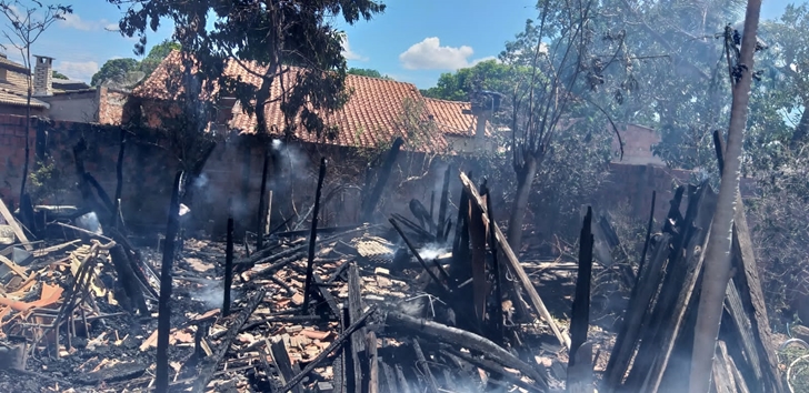 Uma residência em Coxim pegou fogo no final da manhã deste sábado
