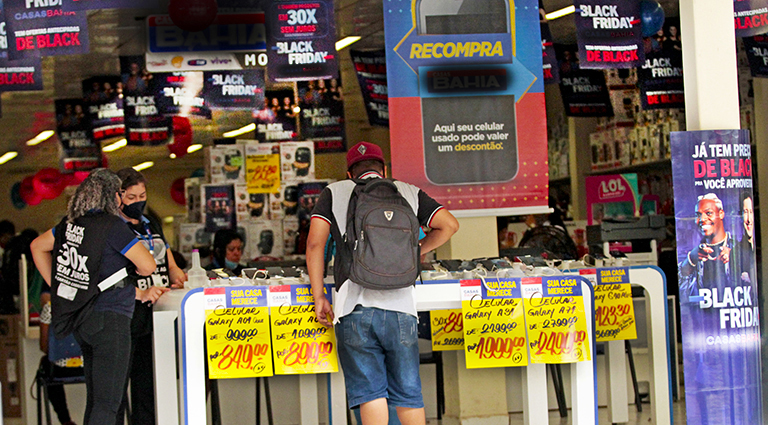 A antecipação do 13° salário ajuda na retomada da economia