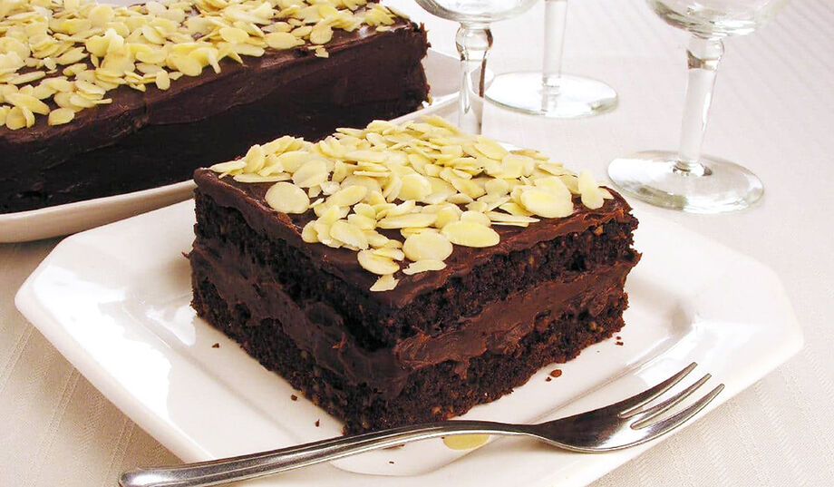 Uma das receitas é o bolo de amêndoas com chocolate