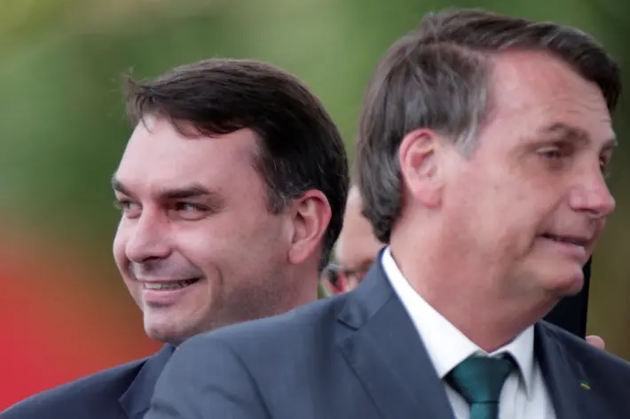 O senador Flávio Bolsonaro acompanha o pai, presidente Jair Bolsonaro, em evento em Brasília.