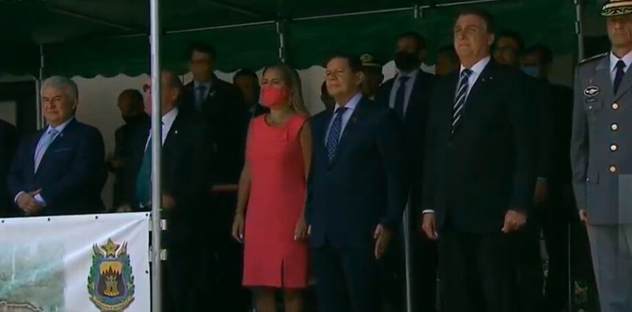Bolsonaro participa de formatura na Aman