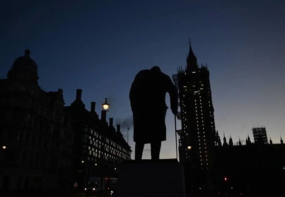 Vista do Parlamento britânico e da estátua de Winston Churchill em Londres.